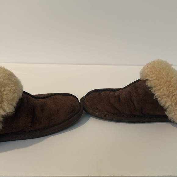 LUC Ugg brown suede slip on slippers sheep wool size 7 - Picture 8 of 8